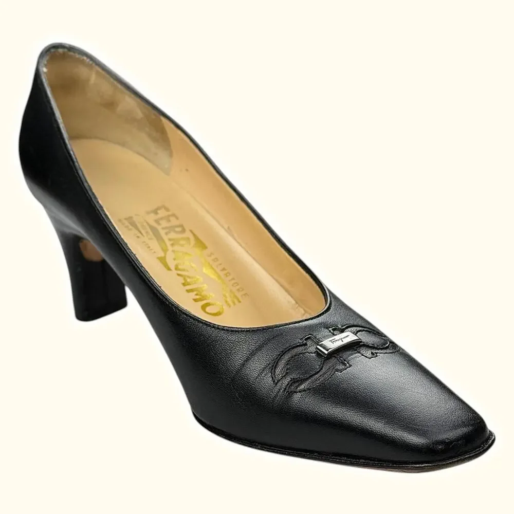 SALVATORE FERRAGAMO Metal Logo Classic Black Leather Heel Size 5.5 Made In Italy